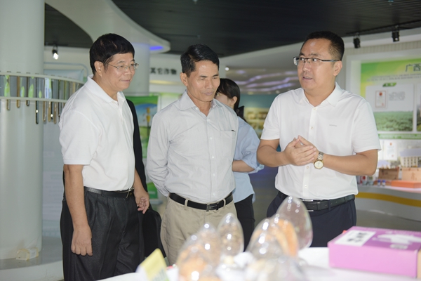 緬甸農業、畜牧和灌溉部部長Min Naung一行到廣西農業科學院訪問交流